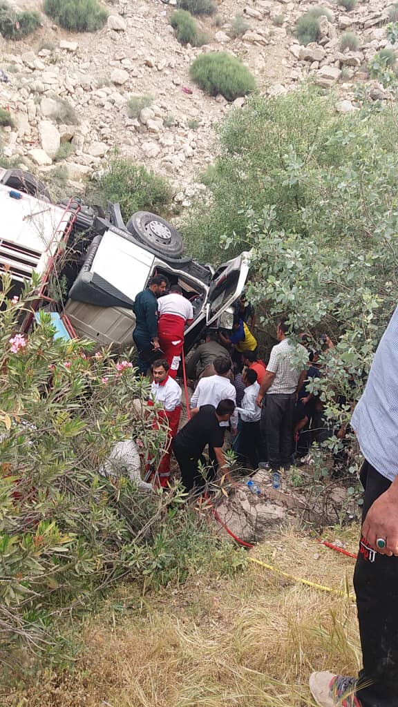 نجات جان راننده کامیون سقوط کرده به دره پس از ۳/۵ ساعت تلاش امدادگران جمعیت هلال احمر کهگیلویه و بویراحمد+تصاویر نجات جان راننده کامیون سقوط کرده به دره پس از ۳/۵ ساعت تلاش امدادگران جمعیت هلال احمر کهگیلویه و بویراحمد+تصاویر
