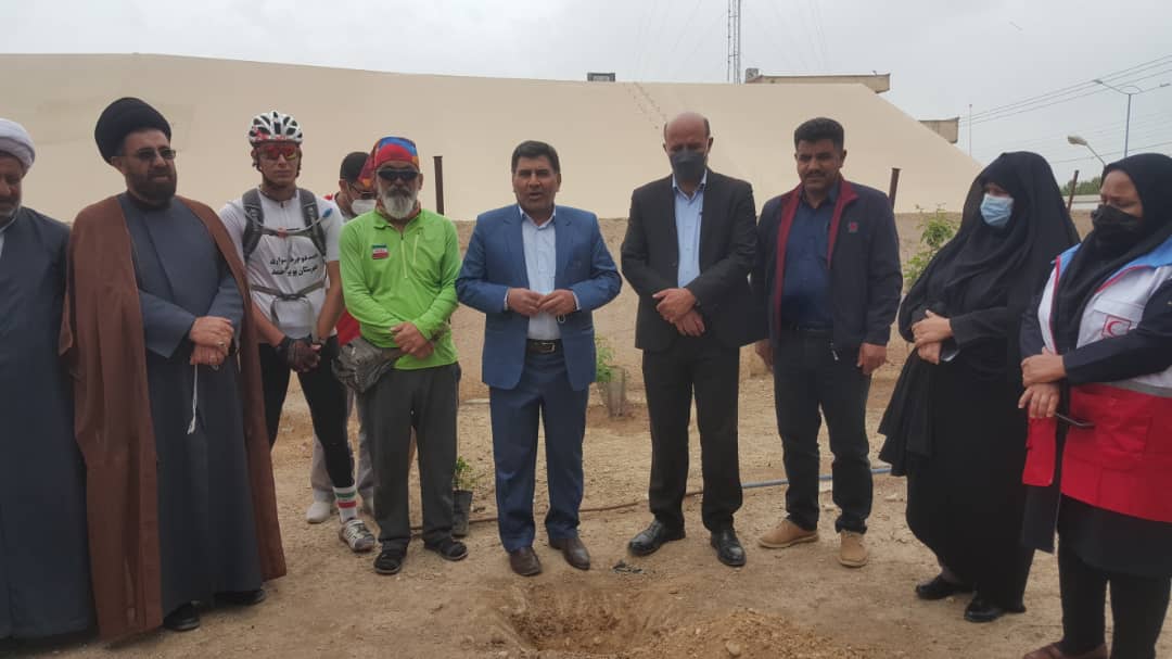 غرس نهال به یاد شهدای امدادگر جمعیت هلال احمر استان کهگیلویه و بویراحمد به همت دوچرخه‌سوار جانباز ۶۵ درصد به مناسبت یکصدمین سال خدمت رسانی هلال احمر جمهوری اسلامی ایران