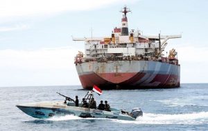 ادعای فرمانده ناوگان پنجم نیروی دریایی آمریکا: ایران مستقیماً در حملات حوثی‌ها به کشتی‌ها دست دارد