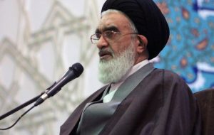 امام جمعه قم: قبل از حاکم شدن دولت امام زمان، نمونه‌هایی از حاکمیت اسلام را در جاهایی مشاهده کرده‌ایم؛ در عصر ما نیز نظام جمهوری اسلامی نمونه‌ای از حاکمیت اسلام است / روایت شده که مردی از اهل قم مردم را به‌سوی حق دعوت می‌کند؛ عده‌ای دور او جمع می‌شوند که از جنگ خسته نمی‌شوند ونمی‌ترسند