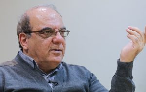 عباس عبدی: مردم می‌گویند بارها رای دادیم چه شد؟ حتی برجام را که به سود حکومت بود تحمل نکردند / کسانی که برای قطع رابطه با عربستان جشن می‌گرفتند، حالا برای برقراری رابطه جشن پیروزی می‌گیرند