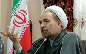 امام جمعه ایلام: اینکه خانمی را ببینید و عکس بگیرید، اشتباه است، تو چکاره‌ای که عکس بگیری؟ آن هم عکس نامحرم! / اجرای لایحه حجاب باعث بروز مشکلاتی خواهد شد