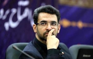 طعنه آذری جهرمی به زاکانی: چطور می‌شود با کاهش قیمت بنزین از ۳۰۰۰ به ۱۵۰۰ تومان، به مردم یارانه ۲۲ میلیون تومانی داد؟ / این یکی را هم آموزش ندیده ایم؟