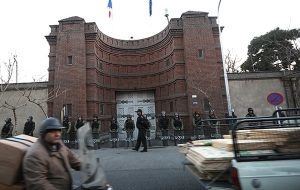 قصد پاریس برای بازگرداندن خانواده‌های دیپلمات‌هایش از تهران به فرانسه / هشدار وزارت خارجه  فرانسه به شهروندان: از سفر به «ایران، اسرائیل و سرزمین های فلسطینی» خودداری کنید