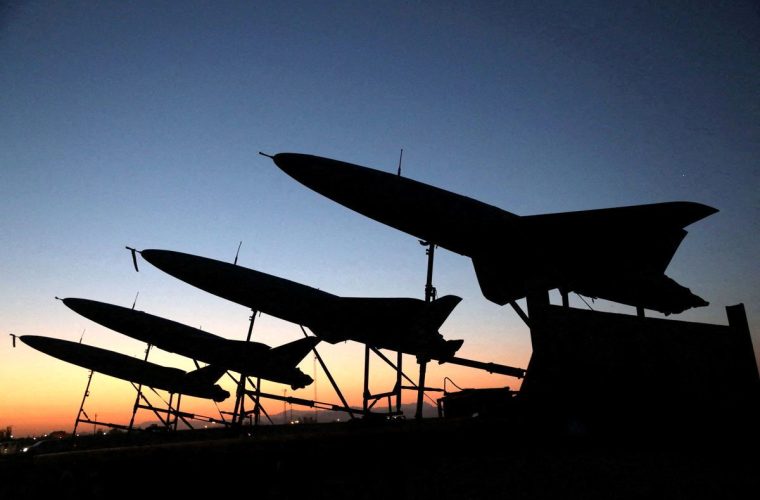 سپاه: پاسخ به جنایت اسرائیل آغاز شد / اکسیوس: حملات ایران نه با ده‌ها بلکه با صد‌ها پهپاد انجام شده / شلیک فوج نخست موشک‌های بالستیک ایران به اسرائیل / نیویورک تایمز: احتمال دارد ایران از موشک‌های مافوق‌صوت استفاده کند /وزیر دفاع ایران: به هر کشوری که حریم هوایی یا خاک خود را برای حمله به ایران باز کند، پاسخ می‌دهیم / رادیو و تلویزیون اسرائیل: انتظار می‌رود اسرائیل واکنش متقابل نشان دهد