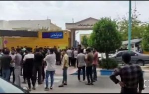 فارس: در جریان تعقیب و گریز پلیس و یک خودرو، پلیس به سمت لاستیک خودرو شلیک می‌کند، اما تیر‌ها به یکی از سرنشینان برخورد و باعث فوت او می‌شود / مردم در مقابل فرمانداری بندرعباس در اعتراض به این حادثه‌ تجمع کردند