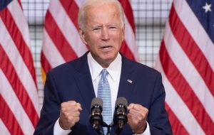 بایدن: تا پایان رقابت‌های انتخاباتی می‌مانم