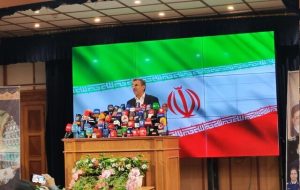 احمدی‌نژاد: امروز آمده‌ام تا بار دیگر به ملت بزرگ ایران سلام کنم / آمده‌ام تا فرمان ملتی نجیب و بیدار را گردن بگذارم / آمده‌ام تا به احترام زنان و دختران سرزمین عشق و هوشیاری از جا برخیزم / آمده‌ام تا به همه ایرانیان بگویم که ایستادگی برای آزادی، حق انتخاب و اعمال اراده ملی ایستادن در راستای درست تاریخ است / همه مسائل کشور در پرتو همزیستی و تعامل سازنده با جهان حل‌شدنی است