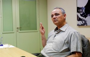 احمد زیدآبادی در واکنش به سخنان نیکزاد درباره تشبیه رقابت انتخاباتی به “تنگۀ احد”: این‌ها همچنان در توّهم خود حق‌پنداری مطلق به سر می‌برند و رقیب اصلاح‌طلب خود را در ردیف مشرکان قرار می‌دهند / نگرانی من به جا بود که اگر پزشکیان برندۀ انتخابات شود، اجازه نخواهند داد آب خوش از گلوی او و جامعه پایین برود