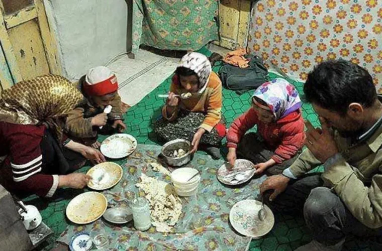 نگاهی به وضعیتِ معیشت در سال جدید؛ کارگرانی که در سال ۲.۵ کیلو گوشت مصرف نمیکنند! نگاهی به وضعیتِ معیشت در سال جدید؛ کارگرانی که در سال ۲.۵ کیلو گوشت مصرف نمیکنند!