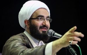 حاج علی اکبری، امام جمعه تهران: دعوتنامه دانشگاه‌های آمریکا افتخاری ندارد؛ شیطان هم هر روز برای ما دعوت نامه می‌فرستد