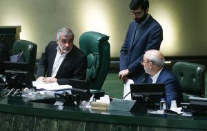 تنش و جنجال در مجلس بر سر طرح دوفوریتی رفع فیلترینگ / عثمانی: قالیباف طرح را وتو کرده؛ اینجا پادگان نیست بلکه مجلس است / واکنش نیکزاد: انتسابی که شما به رئیس مجلس دادید درست نیست / یعنی چه که می‌گویید اینجا پادگان نیست؟ این چه حرفی است؟