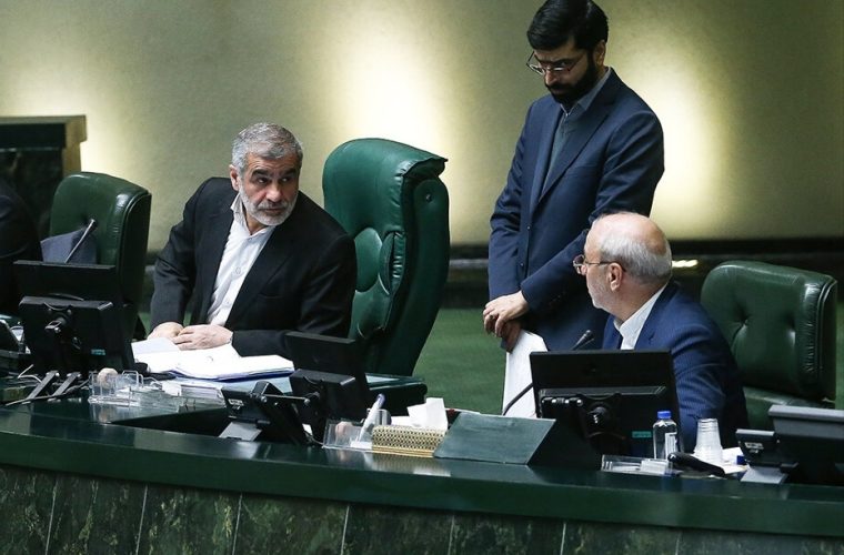 تنش و جنجال در مجلس بر سر طرح دوفوریتی رفع فیلترینگ / عثمانی: قالیباف طرح را وتو کرده؛ اینجا پادگان نیست بلکه مجلس است / واکنش نیکزاد: انتسابی که شما به رئیس مجلس دادید درست نیست / یعنی چه که می‌گویید اینجا پادگان نیست؟ این چه حرفی است؟