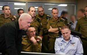 جاسوسان موساد چگونه به حزب الله نفوذ کردند؟ / از مسیر جذب نیروی جدید توسط حزب الله تا خروج از سایه و ارتباط با نهادهای اطلاعاتی مثل روسیه / در جنگ سوریه، آگهیهای ترحیم اعضای حزب الله حاوی اطلاعاتی از شهر محل تولد فرد و حلقه دوستان بود / به محض شناسایی یکی از اعضای حزب الله، الگوی تحرکات روزمره او در پایگاه داده وسیعی از اطلاعات، از جمله از طریق حتی چیزی مثل ریموت تلویزیون جمع آوری میشود جاسوسان موساد چگونه به حزب الله نفوذ کردند؟ / از مسیر جذب نیروی جدید توسط حزب الله تا خروج از سایه و ارتباط با نهادهای اطلاعاتی مثل روسیه / در جنگ سوریه، آگهیهای ترحیم اعضای حزب الله حاوی اطلاعاتی از شهر محل تولد فرد و حلقه دوستان بود / به محض شناسایی یکی از اعضای حزب الله، الگوی تحرکات روزمره او در پایگاه داده وسیعی از اطلاعات، از جمله از طریق حتی چیزی مثل ریموت تلویزیون جمع آوری میشود