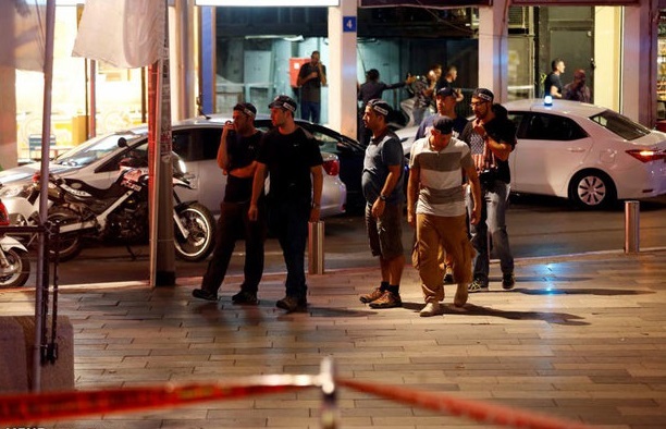 تیراندازی در تل آویو دهها مجروح برجای گذاشت / رادیو ارتش اسرائیل: حال ۶ نفر از مجروحان وخیم است / منابع پلیس: ارزیابیها حاکی از آن است که تیراندازی حملهای از سوی یک فلسطینی بوده تیراندازی در تل آویو دهها مجروح برجای گذاشت / رادیو ارتش اسرائیل: حال ۶ نفر از مجروحان وخیم است / منابع پلیس: ارزیابیها حاکی از آن است که تیراندازی حملهای از سوی یک فلسطینی بوده