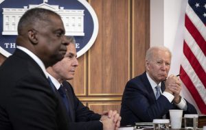 مشاور امنیت ملی کاخ سفید: ایران حدود ۲۰۰ موشک به سمت اسرائیل شلیک کرد / پنتاگون: حمله موشکی ایران دو برابر بزرگتر از حمله آوریل گذشته بود / ایران قبل حمله به ما اطلاعی نداده بود مشاور امنیت ملی کاخ سفید: ایران حدود ۲۰۰ موشک به سمت اسرائیل شلیک کرد / پنتاگون: حمله موشکی ایران دو برابر بزرگتر از حمله آوریل گذشته بود / ایران قبل حمله به ما اطلاعی نداده بود