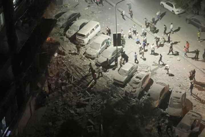 منابع سوری: اسرائیل با چهار موشک، یک ساختمان را در منطقه المزه هدف قرار داد / رسانه‌های عبری: هدف حمله اسرائیل، ترور بوده /  سوریه:  ۷ غیرنظامی کشته و ۱۱ تن دیگر زخمی شدند / تکذیب حضور عراقچی در ساختمانی که مورد حمله قرار گرفت