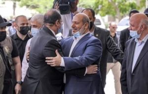 اسکای نیوز به نقل از منابع فلسطینی: مذاکرات هیئت‌های فتح و حماس در قاهره پایان یافت / این مذاکرات بر تشکیل کمیته‌ای برای مدیریت نوار غزه و تشکیل دولت اجماع ملی متمرکز بود