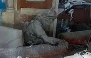 در ابتدا، یک تانک سنوار را هدف گرفت که باعث شد او دستش را از دست بدهد / سربازان ارتش اسرائیل می‌خواستند به او نزدیک شوند که سنوار دو نارنجک به سمت آن‌ها پرتاب کرد / سپس پهپادی فرستادند که سنوار با دست زخمی به سوی آن، چوب پرتاب کرد/ در این لحظه تانک دوباره به سمت او شلیک کرد که باعث [شهادتش] شد