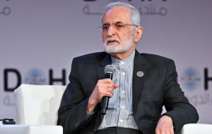 کمال خرازی: اگر ایران تهدیدی وجودی بشود، دکترین هسته‌ایِ خود را تغییر خواهد داد/ ما توانایی لازم برای ساخت سلاح اتمی را داریم؛ مشکلی از این بابت نداریم؛ تنها فتوای رهبری این موضوع را فعلاً ممنوع کرده/ در مسئله بُرد موشک‌ها تابه‌حال حساسیت غربی‌ها و اروپایی‌ها لحاظ می‌شد، اما وقتی آن‌ها حساسیت‌های ما را لحاظ نمی‌کنند، احتمال اینکه بُرد موشکی ایران بیشتر بشود، هست