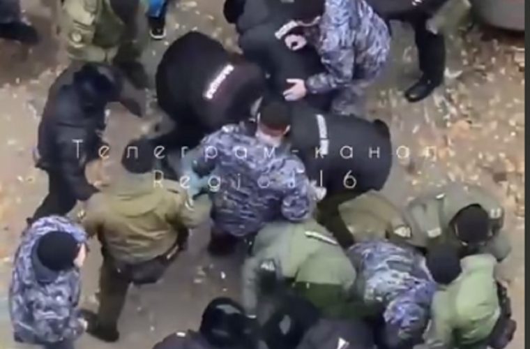 دستگیری وحشیانه دو دانشجوی ایرانی توسط پلیس کازان روسیه در جلوی دفتر دریافت ویزای دانشجویی