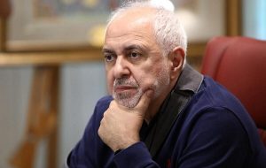 ظریف: در زمان تولد هردو فرزند من، دیپلمات نبودم/اگر دیپلمات بودم فرزندانم تابعیت نمیگرفتند/من با پاسپورت عادی بودم؛ ویزای G داشتم نه ویزای A که آقایان به آن استناد میکنند/ویزای G به معنی دیپلمات بودن نیست/اولین باری که من گذرنامه سیاسی گرفتم در سال ۶۷ بود؛ پسرم سال ۶۳ و دخترم سال ۶۶ به دنیا آمدند/تابعیت بچههای من قهری است؛ این حرفهایی که گفته میشود که من درخواست تابعیت دادهام، دروغ است ظریف: در زمان تولد هردو فرزند من، دیپلمات نبودم/اگر دیپلمات بودم فرزندانم تابعیت نمیگرفتند/من با پاسپورت عادی بودم؛ ویزای G داشتم نه ویزای A که آقایان به آن استناد میکنند/ویزای G به معنی دیپلمات بودن نیست/اولین باری که من گذرنامه سیاسی گرفتم در سال ۶۷ بود؛ پسرم سال ۶۳ و دخترم سال ۶۶ به دنیا آمدند/تابعیت بچههای من قهری است؛ این حرفهایی که گفته میشود که من درخواست تابعیت دادهام، دروغ است