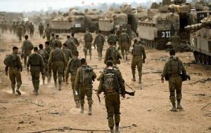 اعترافات نظامیان اسرائیلی درباره کشتار در محور «نتساریم»: خطی در شمال محور نتساریم به نام خط اجساد وجود دارد/دستور این است که هر کس از مرز نتساریم عبور کند، باید یک گلوله به سرش شلیک شود / شهروندان را در نزدیکی نتساریم میکشیم و سپس آنها را به عنوان افراد مسلح اعدام میکنیم/دستور داریم که از اجساد عکس بگیریم و ما از ۲۰۰ جسد عکس فرستادیم و مشخص شد که فقط ۱۰ نفر از آنها از حماس بودند / ما در مکانی بدون قانون هستیم اعترافات نظامیان اسرائیلی درباره کشتار در محور «نتساریم»: خطی در شمال محور نتساریم به نام خط اجساد وجود دارد/دستور این است که هر کس از مرز نتساریم عبور کند، باید یک گلوله به سرش شلیک شود / شهروندان را در نزدیکی نتساریم میکشیم و سپس آنها را به عنوان افراد مسلح اعدام میکنیم/دستور داریم که از اجساد عکس بگیریم و ما از ۲۰۰ جسد عکس فرستادیم و مشخص شد که فقط ۱۰ نفر از آنها از حماس بودند / ما در مکانی بدون قانون هستیم