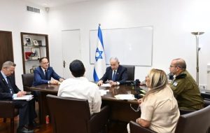 افشای جزئیات تازه‌ای از انفجار پیجر‌ها در لبنان / رسانه عبری: تصمیم برای اجرای این عملیات در دفتر نتانیاهو گرفته شد / نتانیاهو درخواست کرد یک نمونه از دستگاه را در دست بگیرد؛ بعد از آنکه از اطرافیان خود درباره دوام آن سوال کرد، آن را پرتاب کرد و به دیوار دفترش کوبید / شکافی در صفحه چوبی که دیوار را پوشانده بود، ایجاد شد، اما برای دستگاه اتفاقی رخ نداد