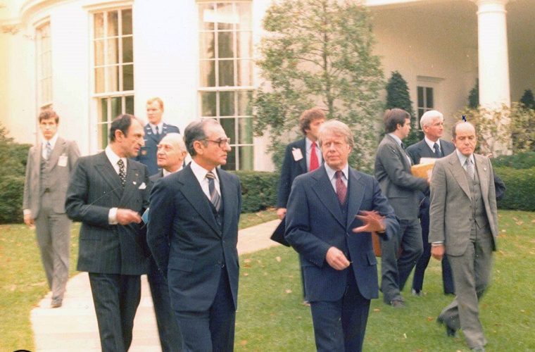 روایت وال استریت ژورنال از محرمانه‌های کارتر / کارتر در اقدامی نادر به شاه گفت شورشیان را سرکوب کند / محمدرضا پهلوی در جواب گفت “وضعیت با سال ۱۳۳۲ تفاوت زیادی دارد” / کارتر بابت رفتن پهلوی سوگواری نکرد؛ او شروع به بررسی گزینه C یعنی کودتا کرد / کارتر ژنرال هایزر را فرستاد، اما ارتشی‌ها مشغول برنامه ریزی برای خروج از کشور بودند