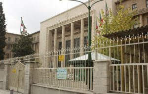 تیراندازی به ۳ قاضی در مقابل کاخ دادگستری تهران / فارس: ۲ قاضی به نام محمد مقیسه و علی رازینی به شهادت رسیدند؛ قاضی میری و یک محافظ نیز زخمی شدند / ضارب پس از تیراندازی خودکشی کرد تیراندازی به ۳ قاضی در مقابل کاخ دادگستری تهران / فارس: ۲ قاضی به نام محمد مقیسه و علی رازینی به شهادت رسیدند؛ قاضی میری و یک محافظ نیز زخمی شدند / ضارب پس از تیراندازی خودکشی کرد