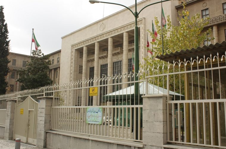 تیراندازی به ۳ قاضی در مقابل کاخ دادگستری تهران / فارس: ۲ قاضی به نام محمد مقیسه و علی رازینی به شهادت رسیدند؛ قاضی میری و یک محافظ نیز زخمی شدند / ضارب پس از تیراندازی خودکشی کرد