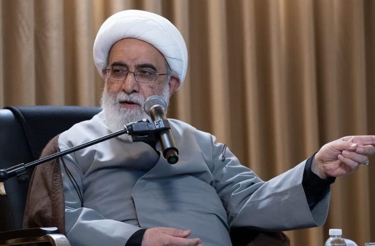 واکنش شب زنده دار، دبیر شورای عالی حوزه، به دست دادن مرضیه برومند و رضا بابک: در ملا عام به یکدیگر کلمات معاشقه آمیز گفتند؛ خجالت زده ام / وزیر ارشاد هم که آنجا نشسته بود؛ باید بلند می شد و اعتراض می کرد