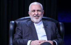 ظریف: جیغ زدن شجاعت نمی‌خواهد بلکه توافق کردن شجاعت می‌خواهد / جیغ زدن یک حنجره قوی می‌خواهد که من هم دارم؛ در تظاهراتی که قبل از انقلاب در آمریکا شرکت می‌کردم، هر وقت بلندگو نبود من سخنگو می‌شدم؛ چون نعره من از هر فحشی که آنها می‌دادند، بالاتر بود / فحش‌هایی که در مسیر حل بحران‌ها و مشکلات مردم و ایجاد وفاق و پایان دادن به اختلافات می‌خوریم، مثل حباب روی آب است و می‌رود