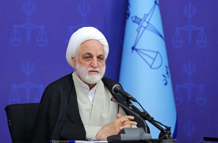 رئیس قوه قضائیه: اگر کارگزاران نظام در پرونده‌های قاچاق سوخت شریک جرم باشند، مورد برخورد شدید قرار خواهند گرفت/ قابل‌ قبول نیست که کشور نیاز مبرم به سوخت داشته باشد، آن‌گاه اعلام شود که ۱۵ میلیارد دلار قاچاق اتفاق می‌افتد