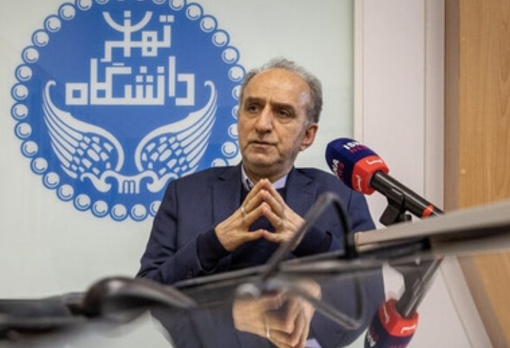 سرپرست دانشگاه تهران: در شب تجمع دانشجویان یکی از افرادی که به عنوان لباس شخصی مطرح میشود، پشت درب ورودی اصلی قرار گرفت / حضور او شرایط را بدتر کرد، موجب شد التهاب آن تجمع افزایش یابد / درخواست داشتیم کلانتری فرد مورد نظر را تحویل بگیرد که در این زمینه تاخیر صورت گرفت / در جلسهای با حضور همه مقامات کشور، از دانشگاه خواسته شد نسبت به ثبت شکایت علیه فرد مورد نظر اقدام شود؛ از او شکایت کردیم / دانشجوی بازداشتی نداشتیم سرپرست دانشگاه تهران: در شب تجمع دانشجویان یکی از افرادی که به عنوان لباس شخصی مطرح میشود، پشت درب ورودی اصلی قرار گرفت / حضور او شرایط را بدتر کرد، موجب شد التهاب آن تجمع افزایش یابد / درخواست داشتیم کلانتری فرد مورد نظر را تحویل بگیرد که در این زمینه تاخیر صورت گرفت / در جلسهای با حضور همه مقامات کشور، از دانشگاه خواسته شد نسبت به ثبت شکایت علیه فرد مورد نظر اقدام شود؛ از او شکایت کردیم / دانشجوی بازداشتی نداشتیم