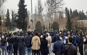 دبیر انجمن اسلامی دانشجویان دانشگاه تهران: در تجمع بزرگداشت امیرمحمد خالقی دانشجویان خواستار ورود دخترانی بودند که پشت نرده‌ها تجمع کرده بودند؛ در نهایت، تعدادی از دانشجویان دختر توانستند وارد شوند / در این میان، حلقه‌ای از محاصره دور دانشجویان دختر ایجاد شد/یکی از نیروهای لباس شخصی بی‌سیمش به زمین می‌افتد، این دختر با دیدن این موضوع اعتراض می‌کند و این فرد او را هُل می‌دهد تا بتواند فرار کند که منجر به شکل‌گیری تنش می‌شود