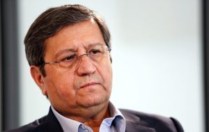 روزنامه اصولگرا: استیضاح همتی به ۴ دلیل مشکلی را حل نمیکند / مسئولیت بازار ارز با بانک مرکزی است / نقش تحولات منطقه و روی کار آمدن ترامپ در افزایش نرخ ارز را نباید نادیده گرفت / استیضاح وزیر بعد از فقط ۶ ماه کار بی سابقه است تجربه نشان میدهد تثبیت نرخ در بلندمدت راهگشا نیست؛ افزایش نرخ در نهایت خود را به هر مدیریتی با هر گرایش و هر دولتی تحمیل میکند روزنامه اصولگرا: استیضاح همتی به ۴ دلیل مشکلی را حل نمیکند / مسئولیت بازار ارز با بانک مرکزی است / نقش تحولات منطقه و روی کار آمدن ترامپ در افزایش نرخ ارز را نباید نادیده گرفت / استیضاح وزیر بعد از فقط ۶ ماه کار بی سابقه است تجربه نشان میدهد تثبیت نرخ در بلندمدت راهگشا نیست؛ افزایش نرخ در نهایت خود را به هر مدیریتی با هر گرایش و هر دولتی تحمیل میکند