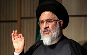 آیت الله محقق داماد: مگر هر واجبی باید در قانون بیاید؟ / خانمهایی در بازار مدینه چیزی میفروختند؛ از پیغمبر پرسیدند اینها سر و سینه شان لخت است، ما میتوانیم به آنها نگاه کنیم یا نه؟ / پیغمبر فرمودند: چون اگر به آنها بگویید حجاب کنند، گوش نمیکنند، پس نگاه کردن به آنها اشکالی ندارد آیت الله محقق داماد: مگر هر واجبی باید در قانون بیاید؟ / خانمهایی در بازار مدینه چیزی میفروختند؛ از پیغمبر پرسیدند اینها سر و سینه شان لخت است، ما میتوانیم به آنها نگاه کنیم یا نه؟ / پیغمبر فرمودند: چون اگر به آنها بگویید حجاب کنند، گوش نمیکنند، پس نگاه کردن به آنها اشکالی ندارد