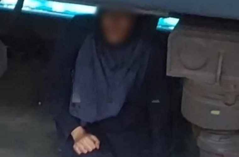 واکنش شهرداری تهران به اقدام نافرجام خودکشی یک زن جوان در ایستگاه تئاتر شهر: با توجه به سرعت پایین قطار هنگام ورود به ایستگاه این مسافر در فاصله بین دو ریل و سطح زیر قطار قرار می‌گیرد / این فرد تنها از ناحیه سر دچار شکستگی می‌شود / دختر جوان مشکلات خانوادگی را علت این اقدام به خودکشی عنوان کرد