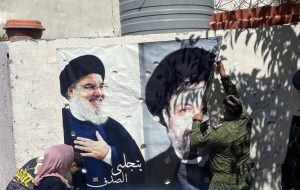 جمع آوری تصاویر سیدحسن نصرالله و پرچم های حزب الله از خیابان های لبنان+تصاویر