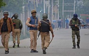 هند به پاکستان حمله کرد / دهلی نو: نه نقطه در داخل پاکستان و کشمیر پاکستانی هدف قرار گرفته شدند / حملات علیه اردوگاه‌های تروریستی انجام شده؛  هیچ‌گونه تأسیسات نظامی پاکستان هدف قرار نگرفته / اسلام آباد: در اثر گلوله‌باران هند دست‌کم یک کودک کشته و دو نفر دیگر زخمی شدند / به این تجاوز بی دلیل هند پاسخ خواهیم داد