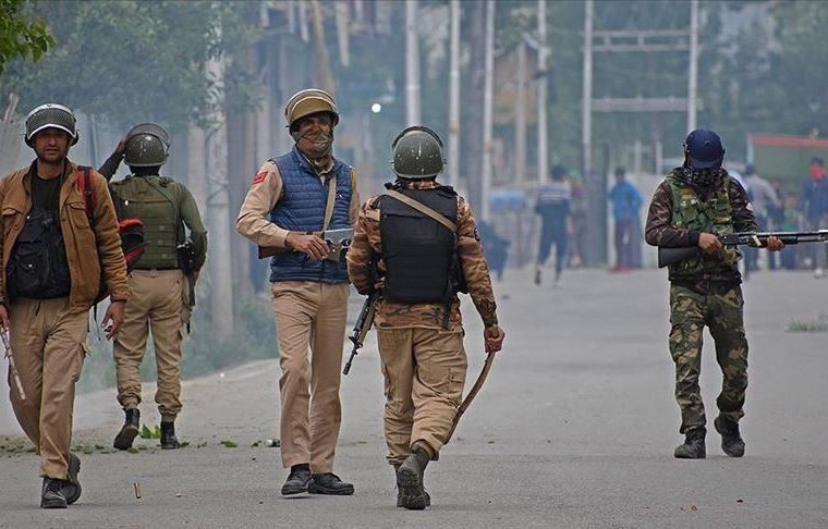 هند به پاکستان حمله کرد / دهلی نو: نه نقطه در داخل پاکستان و کشمیر پاکستانی هدف قرار گرفته شدند / حملات علیه اردوگاه‌های تروریستی انجام شده؛  هیچ‌گونه تأسیسات نظامی پاکستان هدف قرار نگرفته / اسلام آباد: در اثر گلوله‌باران هند دست‌کم یک کودک کشته و دو نفر دیگر زخمی شدند / به این تجاوز بی دلیل هند پاسخ خواهیم داد