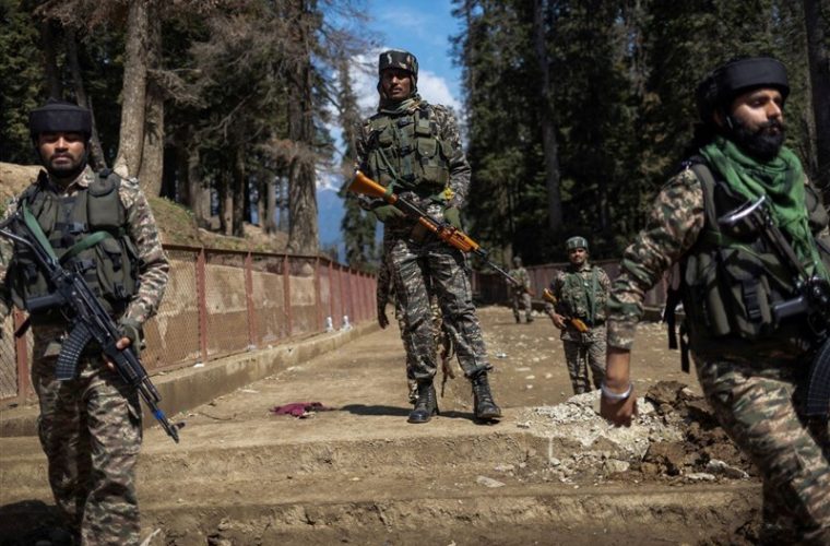 نخست وزیر پاکستان: کاملاً حق داریم به اقدام جنگی تحمیل‌شده از سوی دشمن حیله‌گر، هند، پاسخی قاطعانه بدهیم؛ این پاسخ قاطع در حال داده شدن است / وزیر اطلاعات پاکستان: هند در حملات خود غیرنظامیان را هدف قرار داده، نه مخفیگاه‌های تروریستی را؛ ما فردا با خبرنگاران به آن مناطق می‌رویم / وزیر دفاع پاکستان: قصد تشدید تنش را نداریم؛ در صورت توقف خصومت‌ها از سوی هند، آماده گفت‌و‌گو هستیم