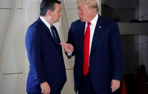 سناتورهای برجسته جمهوری‌خواه در حال جمع‌آوری امضا برای ارسال نامه‌ای به ترامپ هستند تا بگویند هر توافقی با تهران باید شامل از بین بردن کامل برنامه هسته‌ای ایران شود