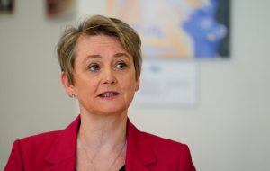 وزیر کشور بریتانیا: وزرا قصد دارند قوانینی جدید تدوین کنند تا گروه‌های وابسته به دولت‌ها نظیر سپاه پاسداران انقلاب اسلامی ایران را ممنوع کنند / دولت قدرت جدیدی برای «ممنوع‌سازی» ایجاد خواهد کرد که «ویژه تهدیدات دولتی» خواهد بود