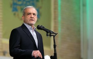 پزشکیان: همان کسانی که روزی به‌کلی با برجام مخالف بودند، حالا می‌گویند دیدید اسنپ‌بک فعال شد؟ این تناقض است / اگر کسی در خارج، روسری ندارد، آیا یعنی بی‌عفت است؟ این برداشت حداقل در ذهن من نمی‌گنجد / [اگر قانون حجاب اجرا می شد]، ممکن بود فضای کشور به سمتی برود که دیگر امکان مدیریت آن وجود نداشته باشد