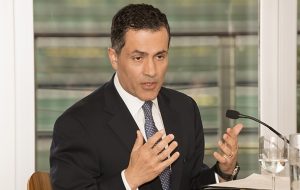 ولی نصر، مشاور سابق اوباما درباره حمله اسرائیل به ایران: باور این موضوع دشوار است که اسرائیل بدون اطلاع و چراغ سبز آمریکا – می‌توانست و می‌خواست در این مقیاس حمله کند / ترامپ ممکن است محاسبه کرده باشد که این امر موضع ایران را نرم‌تر کند، اما ثابت خواهد شد که اشتباه کرده است / ترامپ [قبلا هم] تصور می‌کرد فشار حداکثری ایران را به میز مذاکره خواهد آورد، اما اشتباه کرد