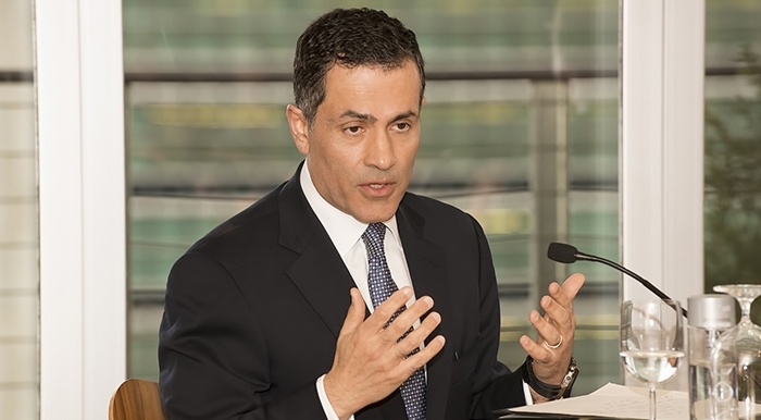 ولی نصر، مشاور سابق اوباما درباره حمله اسرائیل به ایران: باور این موضوع دشوار است که اسرائیل بدون اطلاع و چراغ سبز آمریکا – می‌توانست و می‌خواست در این مقیاس حمله کند / ترامپ ممکن است محاسبه کرده باشد که این امر موضع ایران را نرم‌تر کند، اما ثابت خواهد شد که اشتباه کرده است / ترامپ [قبلا هم] تصور می‌کرد فشار حداکثری ایران را به میز مذاکره خواهد آورد، اما اشتباه کرد