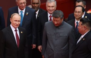 میکروفن باز، صحبت‌های پوتین و رهبر چین را فاش کرد / آنها درباره پیوند اعضا و عمر جاودانه گفت‌و‌گو می‌کردند / پوتین گفت که به‌واسطه نوآوری‌ها در زیست‌فناوری، زندگی ابدی نیز ممکن است دست‌یافتنی باشد / شی‌جین‌پینگ: در این قرن، احتمال دارد انسان‌ها بتوانند تا ۱۵۰ سال هم زندگی کنند