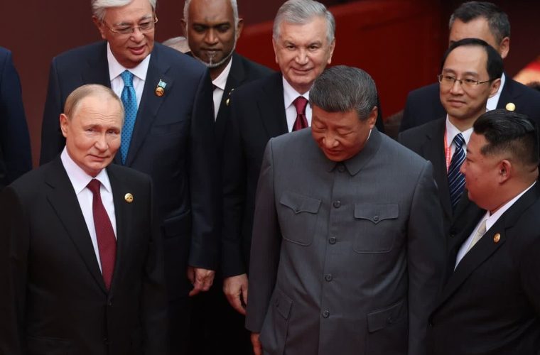 میکروفن باز، صحبت‌های پوتین و رهبر چین را فاش کرد / آنها درباره پیوند اعضا و عمر جاودانه گفت‌و‌گو می‌کردند / پوتین گفت که به‌واسطه نوآوری‌ها در زیست‌فناوری، زندگی ابدی نیز ممکن است دست‌یافتنی باشد / شی‌جین‌پینگ: در این قرن، احتمال دارد انسان‌ها بتوانند تا ۱۵۰ سال هم زندگی کنند